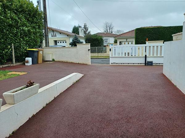 A vendre à 450 mètres du centre de Saujon,pavillon, 111 m², 4 chambres,terrain arboré de 810 m²,garage.