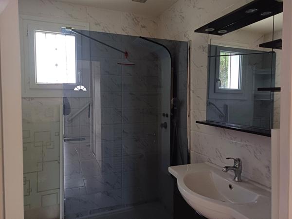 A vendre à 450 mètres du centre de Saujon,pavillon, 111 m², 4 chambres,terrain arboré de 810 m²,garage.