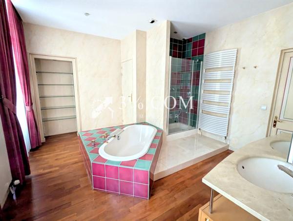 Maison
                                                                                                                                                                                                                                                                                                                        12 pièce(s)                                                                                                                                                                                                          8 chambre(s)                                                                                                                                                                                                          530  m²