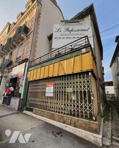 TROYES, 42 rue Voltaire, Immeuble pan de bois local professionnel au rez de chaussée, plateau s...