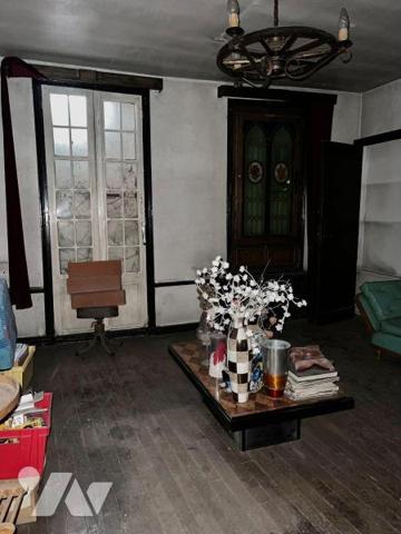 TROYES, 42 rue Voltaire, Immeuble pan de bois local professionnel au rez de chaussée, plateau s...