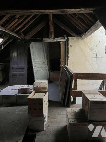 TROYES, 42 rue Voltaire, Immeuble pan de bois local professionnel au rez de chaussée, plateau s...