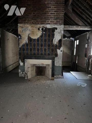 TROYES, 42 rue Voltaire, Immeuble pan de bois local professionnel au rez de chaussée, plateau s...