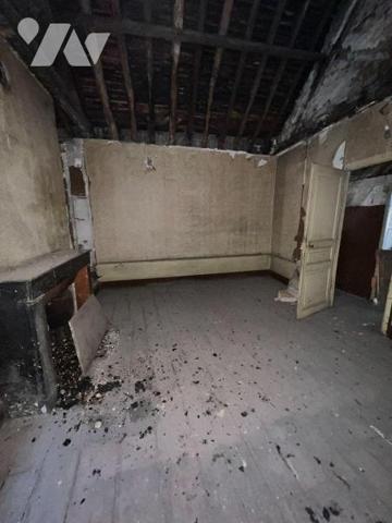 TROYES, 42 rue Voltaire, Immeuble pan de bois local professionnel au rez de chaussée, plateau s...