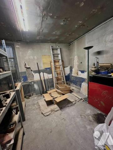 TROYES, 42 rue Voltaire, Immeuble pan de bois local professionnel au rez de chaussée, plateau s...