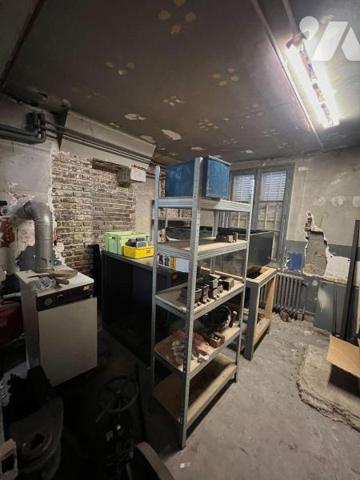 TROYES, 42 rue Voltaire, Immeuble pan de bois local professionnel au rez de chaussée, plateau s...