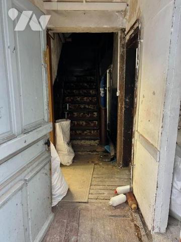 TROYES, 42 rue Voltaire, Immeuble pan de bois local professionnel au rez de chaussée, plateau s...