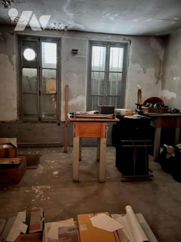 TROYES, 42 rue Voltaire, Immeuble pan de bois local professionnel au rez de chaussée, plateau s...