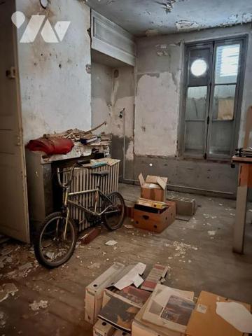 TROYES, 42 rue Voltaire, Immeuble pan de bois local professionnel au rez de chaussée, plateau s...