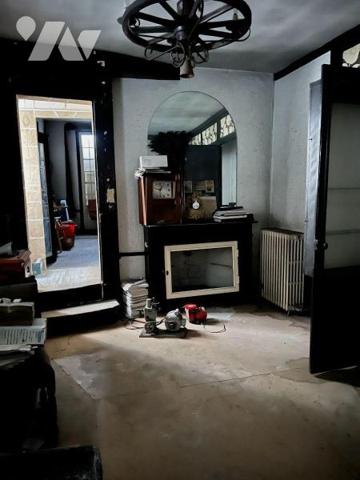 TROYES, 42 rue Voltaire, Immeuble pan de bois local professionnel au rez de chaussée, plateau s...