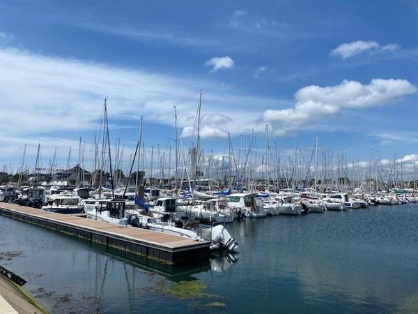 Port du Crouesty : très belle visibilité pour ce local commercial !