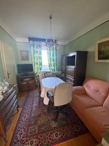 Maison de village avec dépendances et vaste terrain.