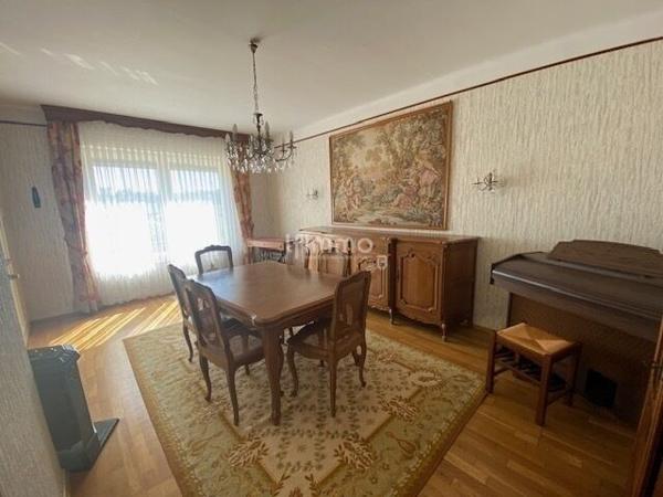 Maison de village avec dépendances et vaste terrain.