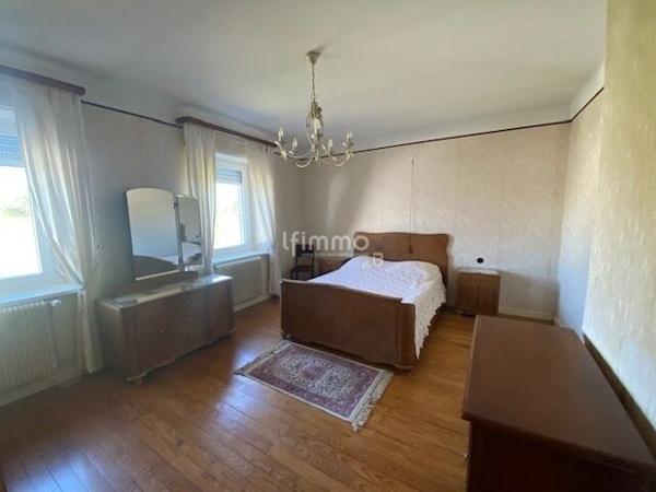 Maison de village avec dépendances et vaste terrain.