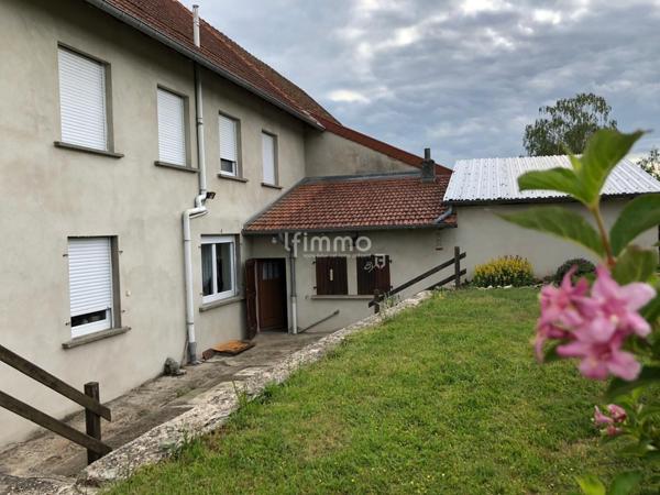 Maison de village avec dépendances et vaste terrain.