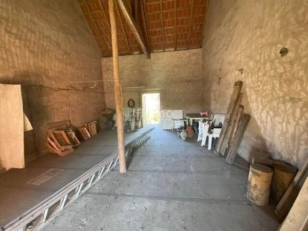 Maison de village avec dépendances et vaste terrain.