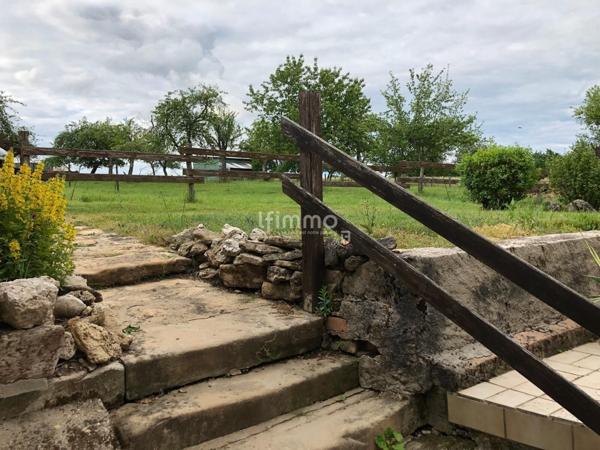 Maison de village avec dépendances et vaste terrain.