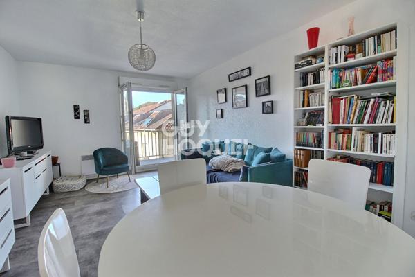 Appartement avec deux chambres une terrasse et un parking à NANCY Faubourg Des Trois maisons