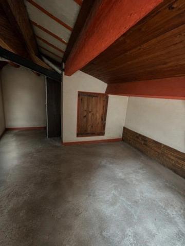 ALLAUCH VILLAGE – MAISON EN PIERRE À RÉNOVER - COMBLES et REZ DE CHAUSSEE AMÉNAGEABLES