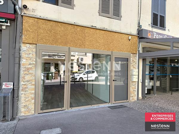 Emplacement stratégique à Feurs, local commercial d'une surface de 62 m2 complété de cave et espace réserve