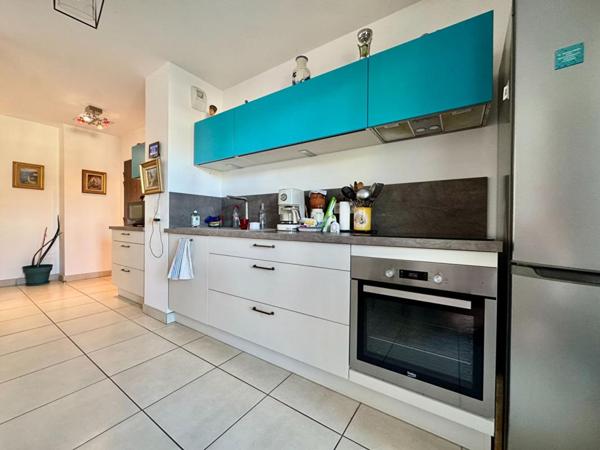 Appartement T3 récent avec balcon et garage Secteur recherché de Décines-Charpieu