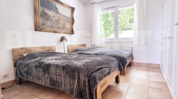 Maison rénovée avec vue panoramique et local indépendant