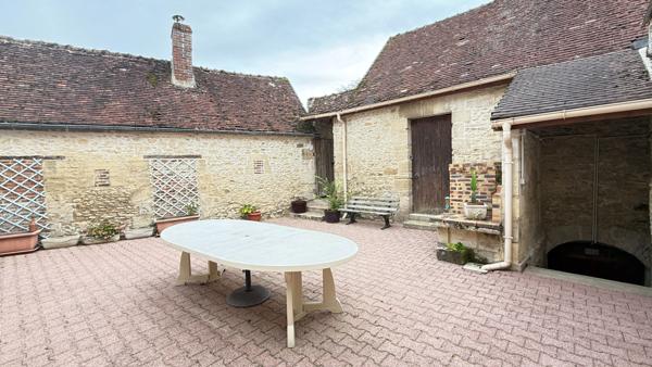 NOAILLES PROCHE Maison à vendre 6 pièces, 3 Chambres, séjour, salon, cheminée, garage, grange, cave , jardin