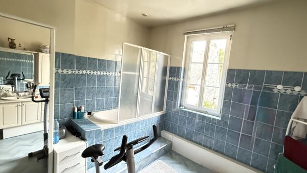 NOAILLES PROCHE Maison à vendre 6 pièces, 3 Chambres, séjour, salon, cheminée, garage, grange, cave , jardin