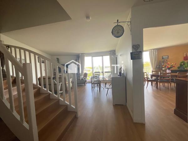 Appartement en duplex très spacieux avec 3 chambres, une place de parking en sous sol avec une cave