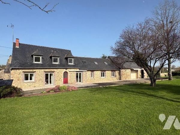 Au coeur de la campagne de Martigné-Ferchaud, cette charmante longère en pierres séduit par son...