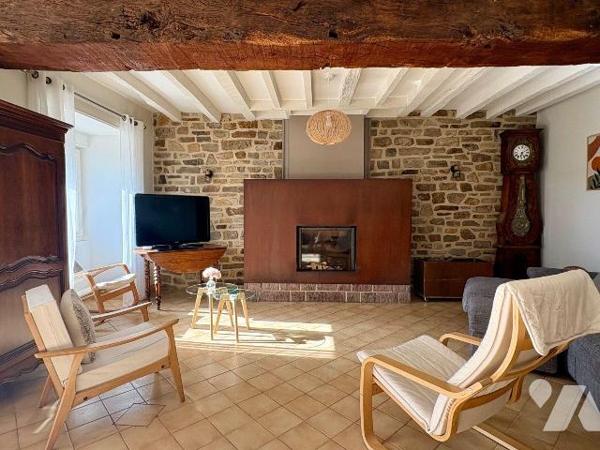 Au coeur de la campagne de Martigné-Ferchaud, cette charmante longère en pierres séduit par son...