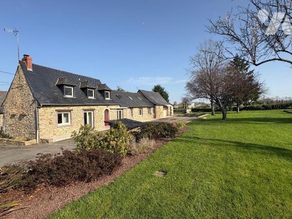 Au coeur de la campagne de Martigné-Ferchaud, cette charmante longère en pierres séduit par son...
