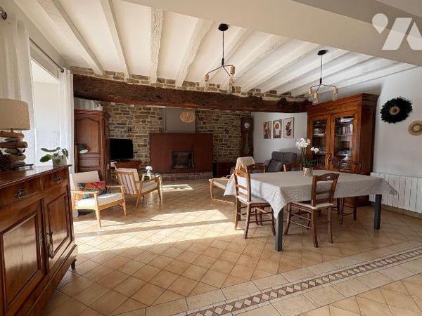 Au coeur de la campagne de Martigné-Ferchaud, cette charmante longère en pierres séduit par son...