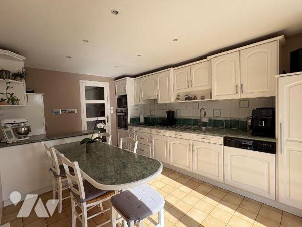 Au coeur de la campagne de Martigné-Ferchaud, cette charmante longère en pierres séduit par son...