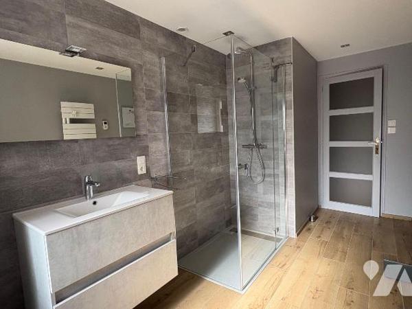 Au coeur de la campagne de Martigné-Ferchaud, cette charmante longère en pierres séduit par son...