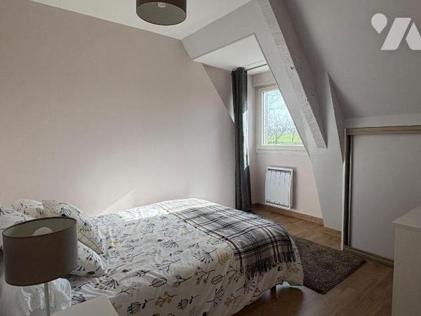 Au coeur de la campagne de Martigné-Ferchaud, cette charmante longère en pierres séduit par son...