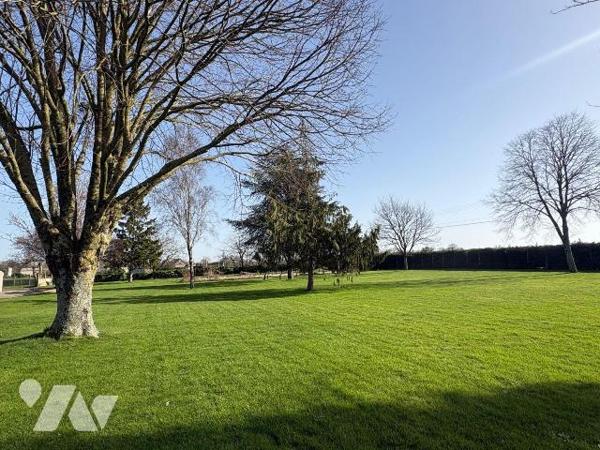 Au coeur de la campagne de Martigné-Ferchaud, cette charmante longère en pierres séduit par son...