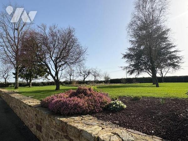 Au coeur de la campagne de Martigné-Ferchaud, cette charmante longère en pierres séduit par son...