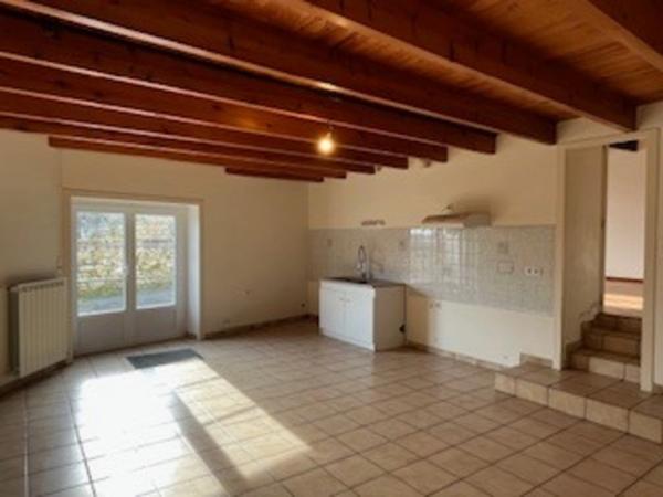 Grande maison à faire revivre, 4 chambres, jardin, grenier aménageable proche de SAINT JEAN D'ANGELY (17)