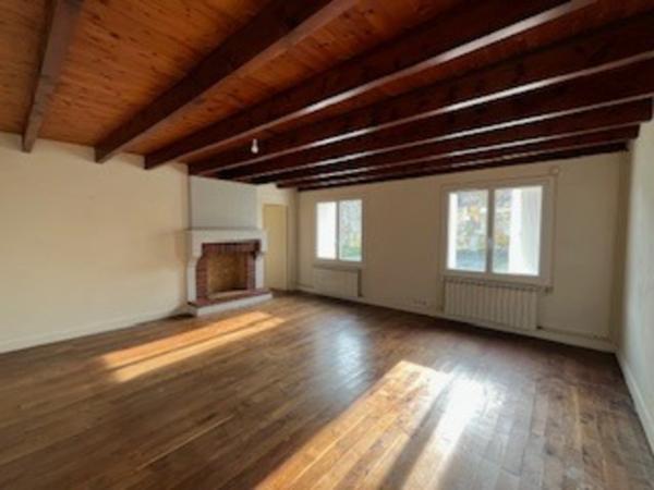 Grande maison à faire revivre, 4 chambres, jardin, grenier aménageable proche de SAINT JEAN D'ANGELY (17)