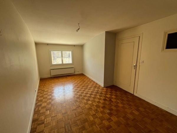 Grande maison à faire revivre, 4 chambres, jardin, grenier aménageable proche de SAINT JEAN D'ANGELY (17)