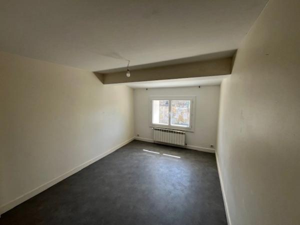 Grande maison à faire revivre, 4 chambres, jardin, grenier aménageable proche de SAINT JEAN D'ANGELY (17)