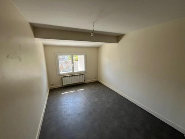 Grande maison à faire revivre, 4 chambres, jardin, grenier aménageable proche de SAINT JEAN D'ANGELY (17)