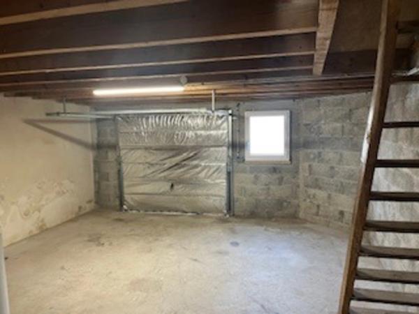 Grande maison à faire revivre, 4 chambres, jardin, grenier aménageable proche de SAINT JEAN D'ANGELY (17)