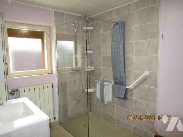 Maison d'habitation composée de : 
- Au rez-de-chaussée : entrée, cuisine, salle à manger, 1 s...