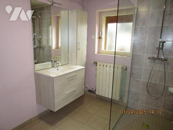 Maison d'habitation composée de : 
- Au rez-de-chaussée : entrée, cuisine, salle à manger, 1 s...