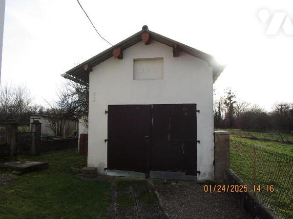 Maison d'habitation composée de : 
- Au rez-de-chaussée : entrée, cuisine, salle à manger, 1 s...