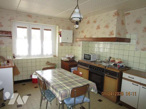 Maison d'habitation composée de : 
- Au rez-de-chaussée : entrée, cuisine, salle à manger, 1 s...