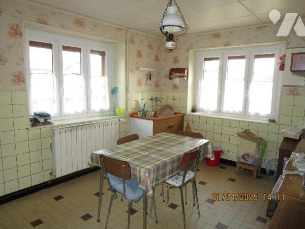 Maison d'habitation composée de : 
- Au rez-de-chaussée : entrée, cuisine, salle à manger, 1 s...