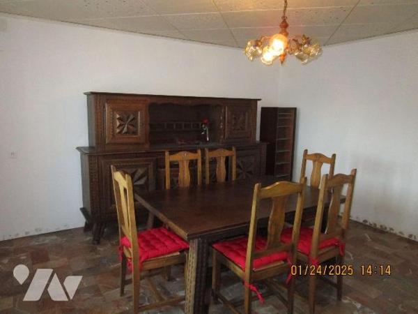 Maison d'habitation composée de : 
- Au rez-de-chaussée : entrée, cuisine, salle à manger, 1 s...